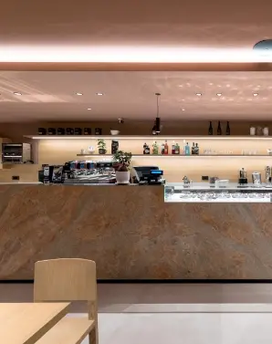 Dettagli dell'arredamento accogliente nel locale di Sondrio